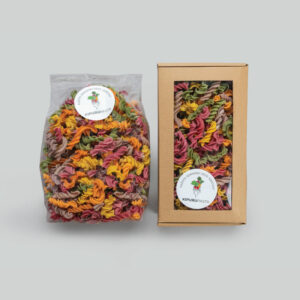 dažādu-dārzeņu-fusilli-svētku-iesaiņojumā